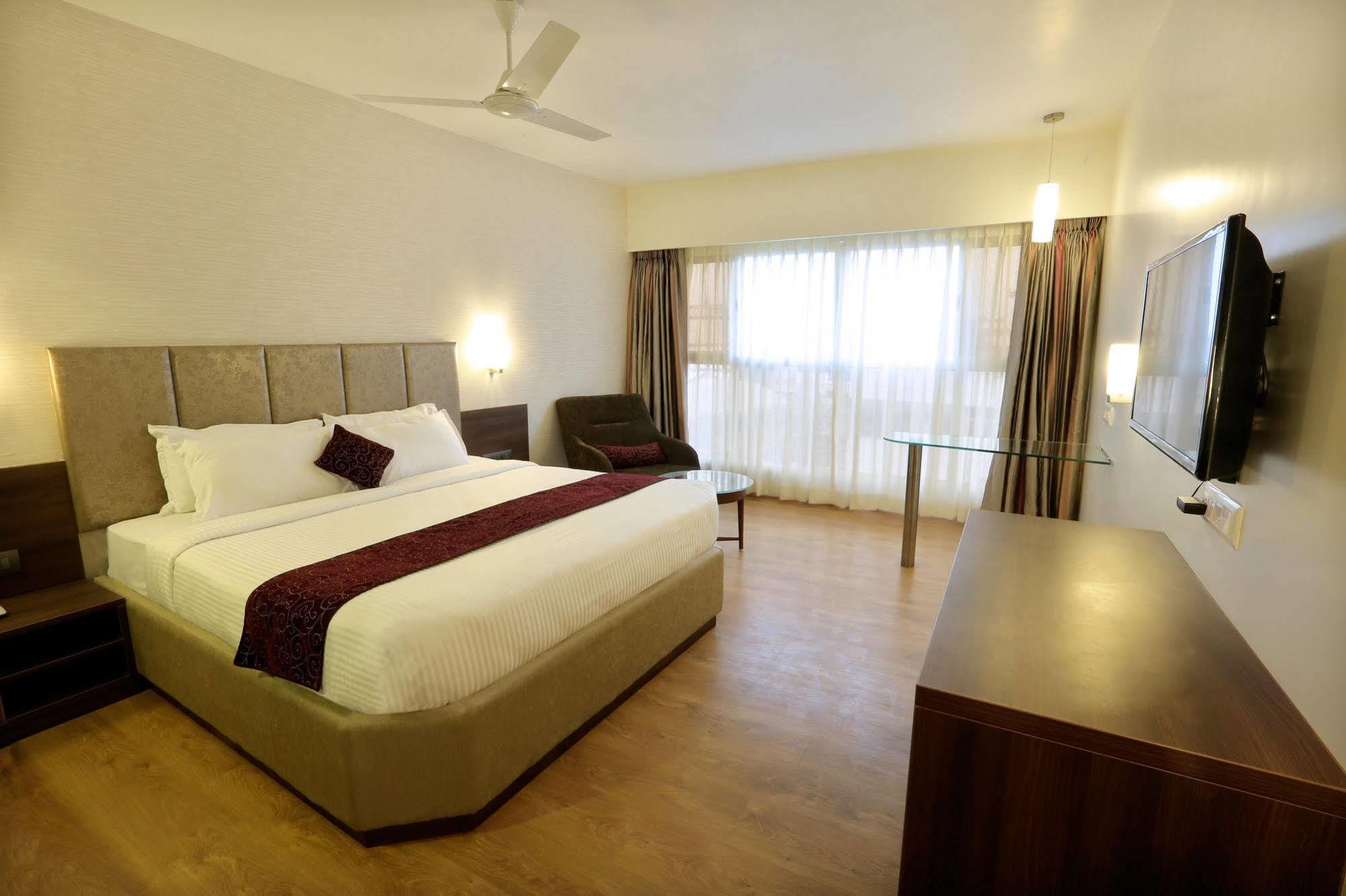 Central Beacon Hotel Surat Exterior foto